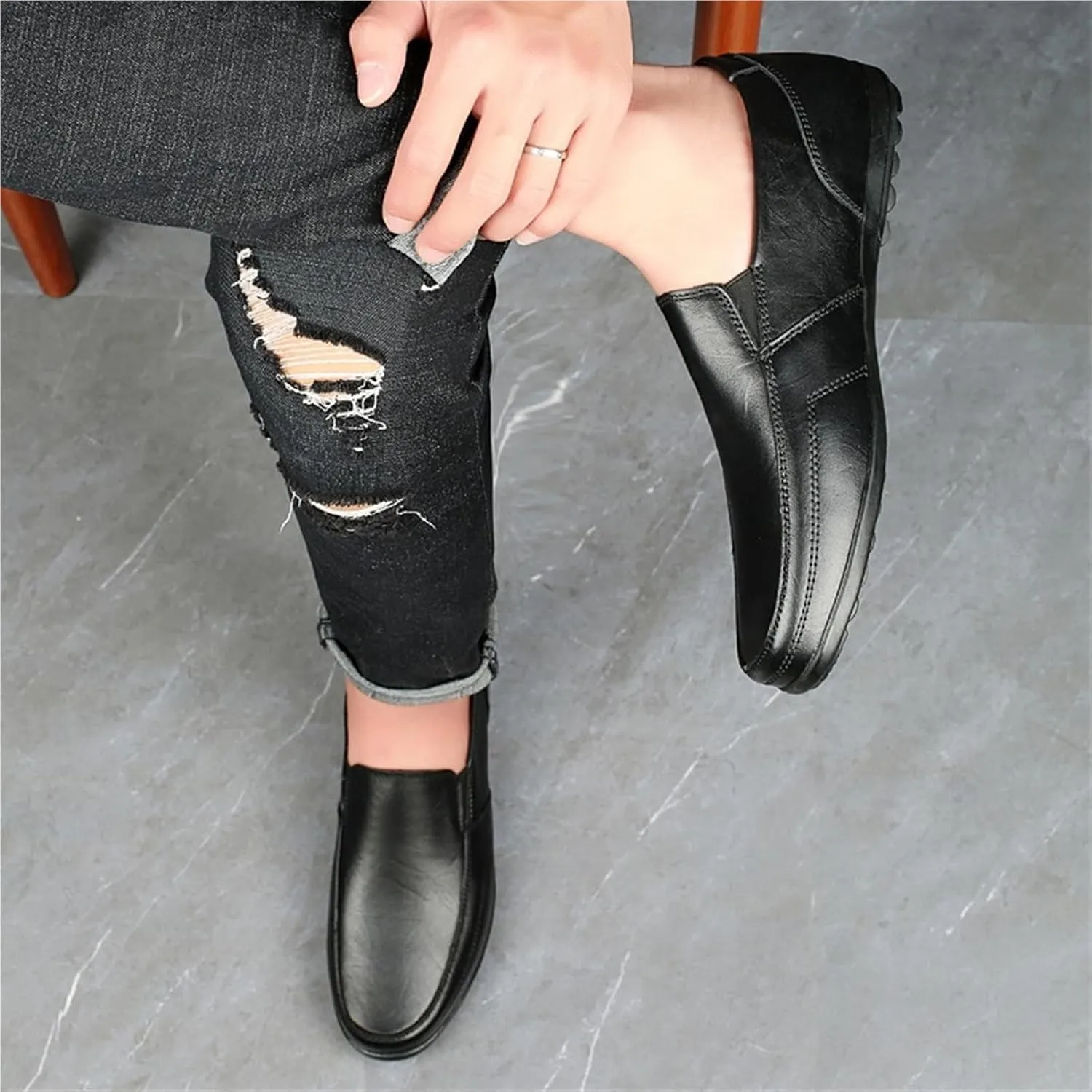 Men's Loafers Shoes Round Toe Vegan Leather Solid Color Loafer Shoes Flexible Comfortable Flat Heel Classic Slip On