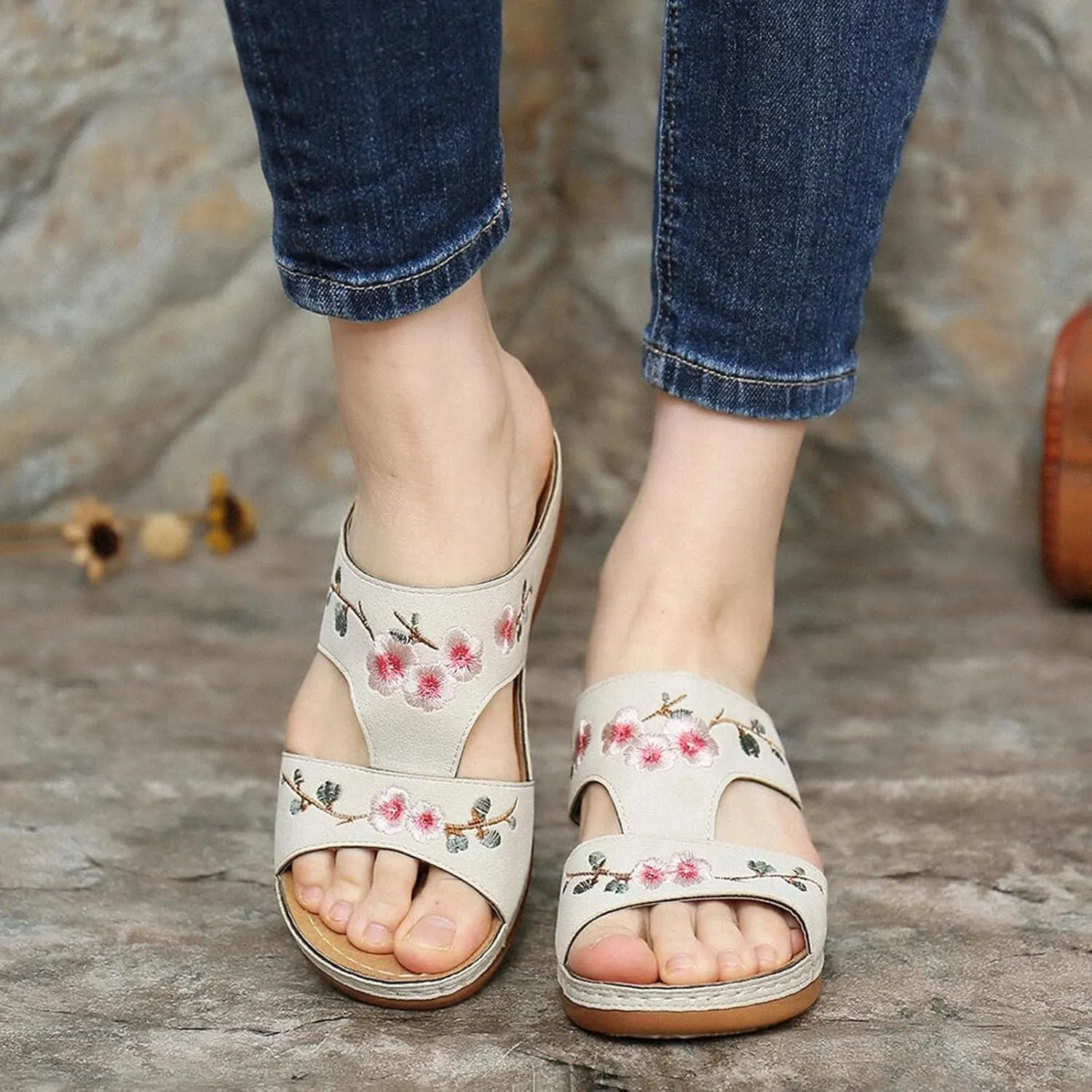 Orthopedic Slippers for Women Embroidery Leather Vamp Non Slip Shoes Wide Width Open Toe Shoes Arch Support Orthotic Slides Slippers Beach Vacation Summer Flat