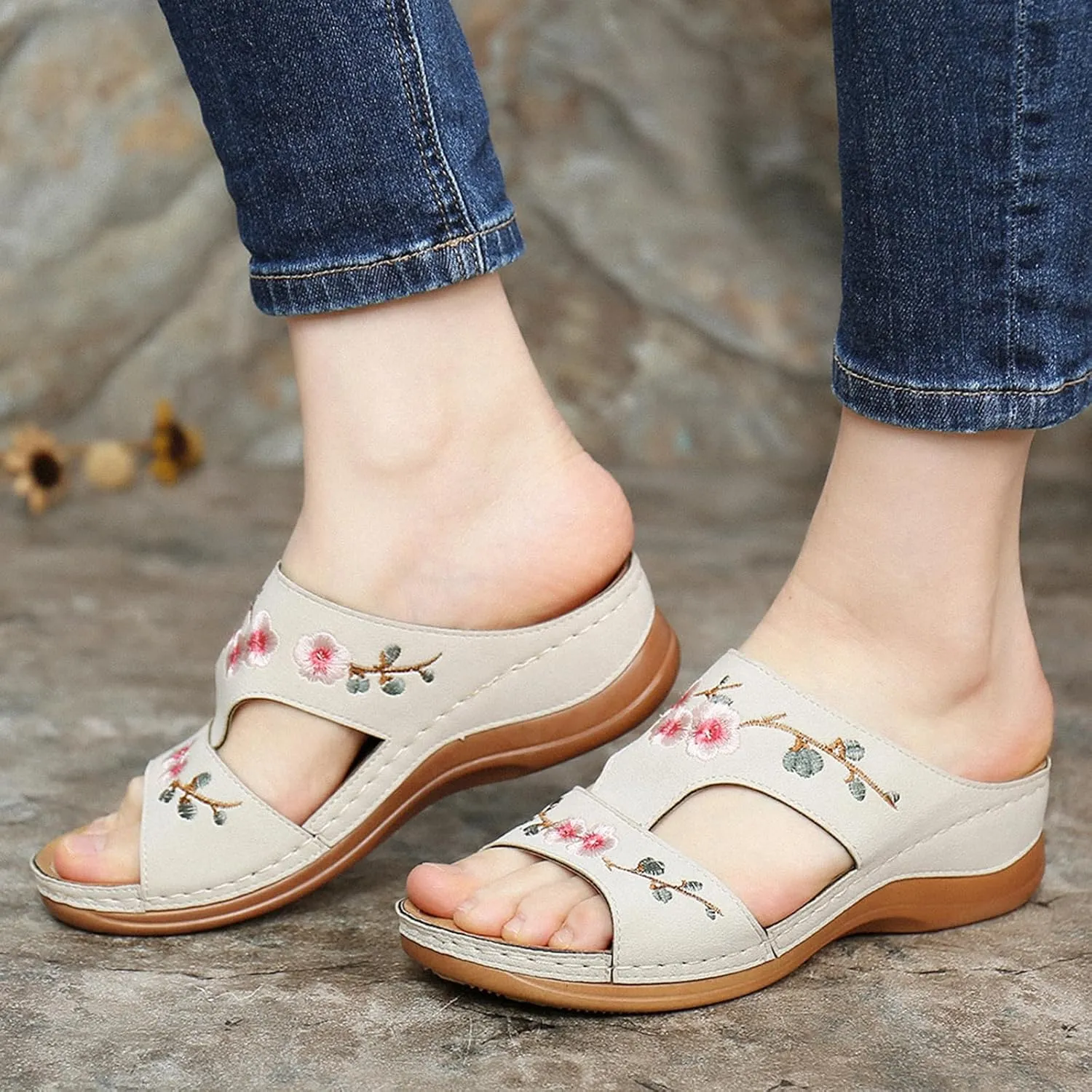 Orthopedic Slippers for Women Embroidery Leather Vamp Non Slip Shoes Wide Width Open Toe Shoes Arch Support Orthotic Slides Slippers Beach Vacation Summer Flat